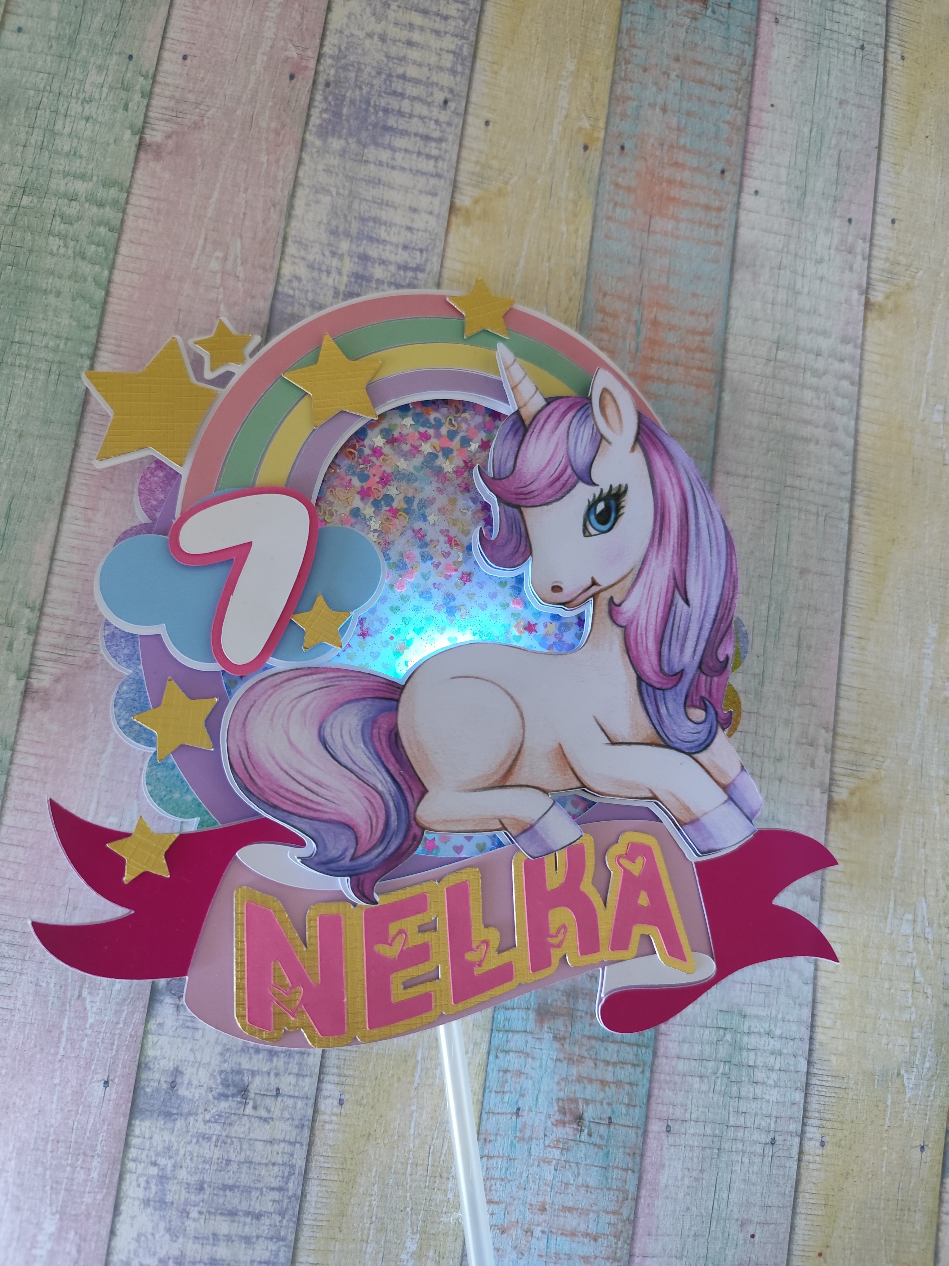 Pastelový jednorožec – 3D zapich na tortu s menom 🦄