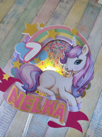 Pastelový jednorožec – 3D zapich na tortu s menom 🦄