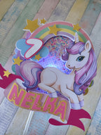 Pastelový jednorožec – 3D zapich na tortu s menom 🦄