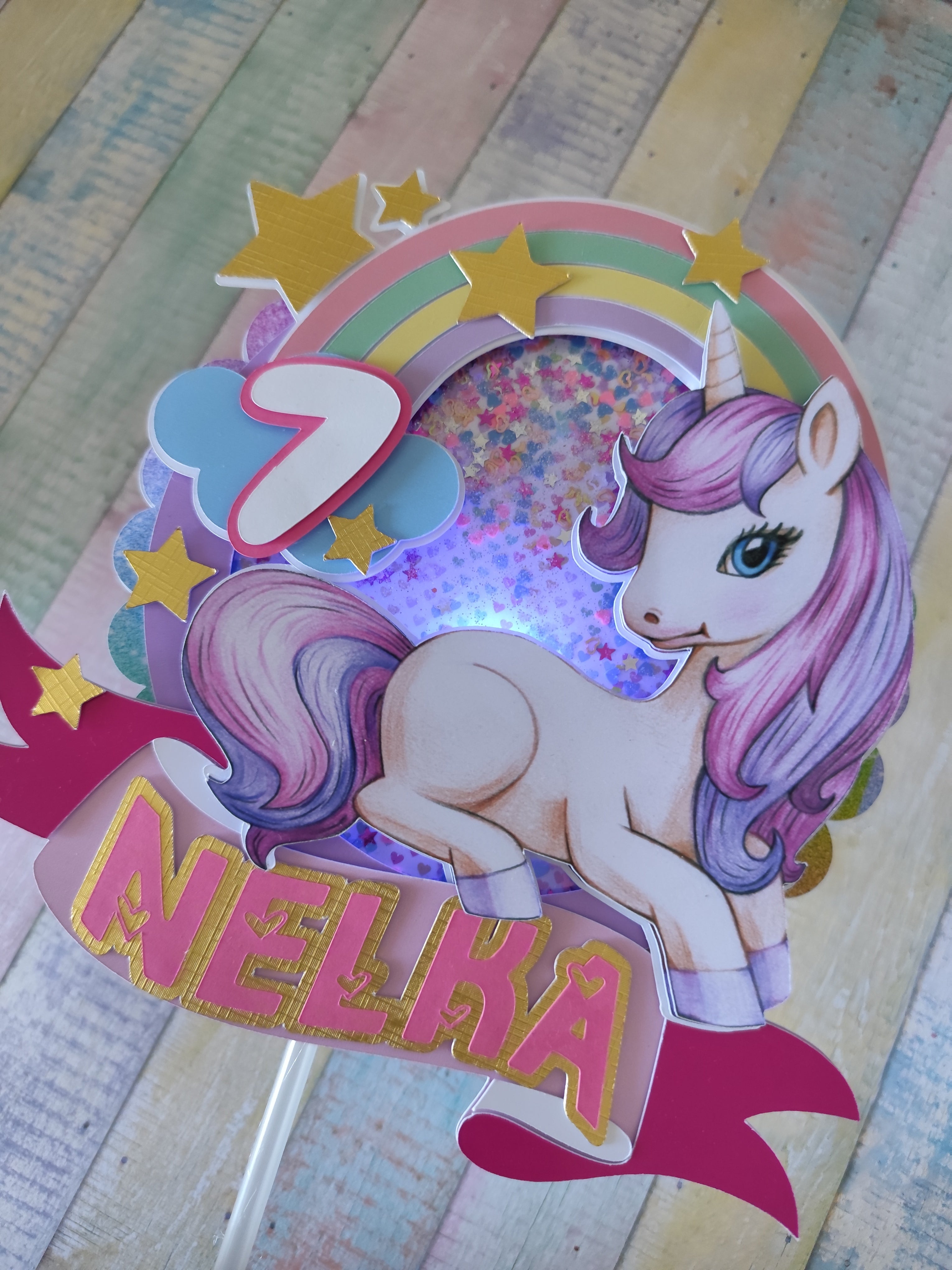 Pastelový jednorožec – 3D zapich na tortu s menom 🦄