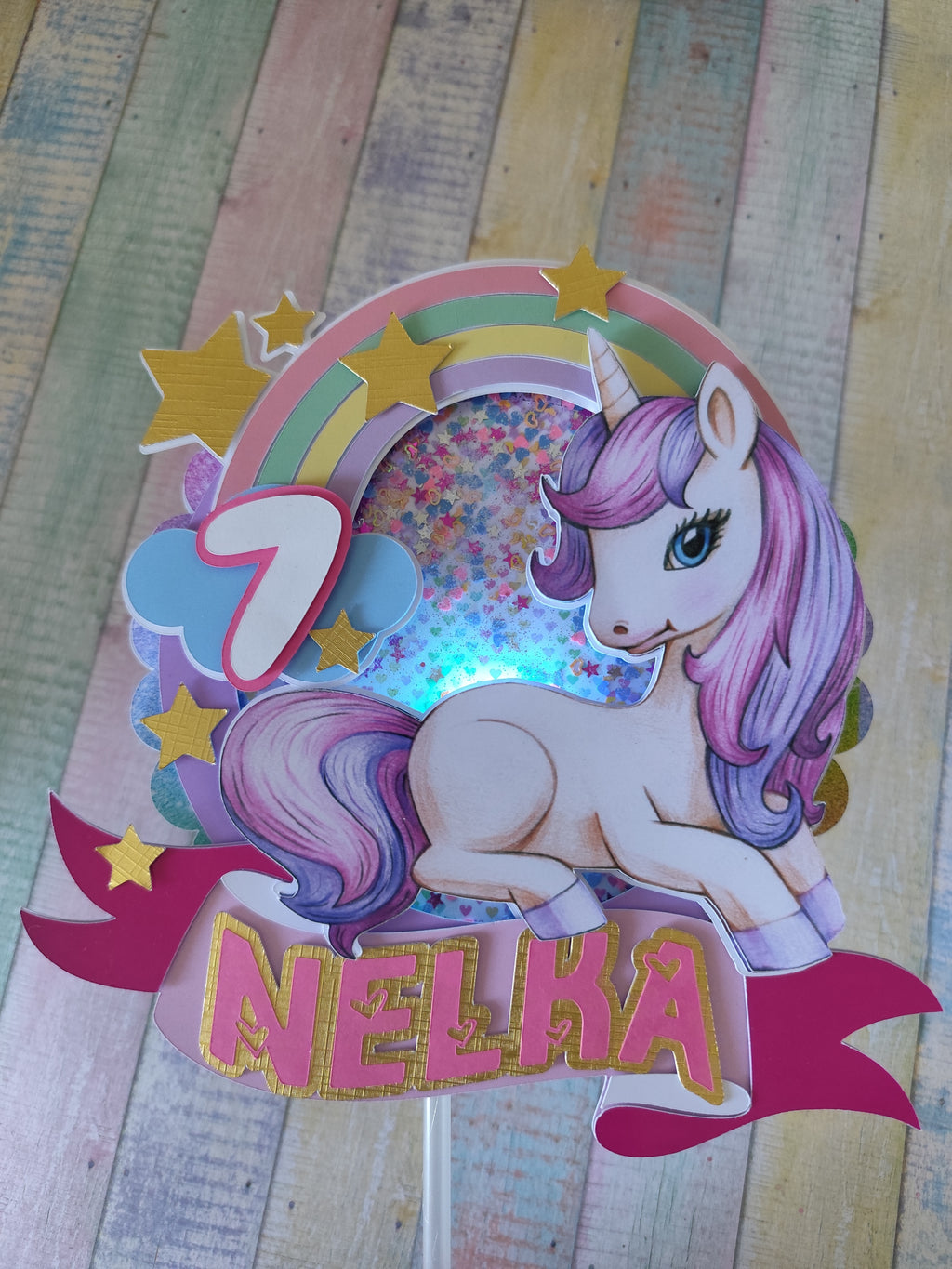 Pastelový jednorožec – 3D zapich na tortu s menom 🦄
