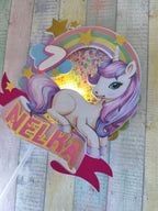 Pastelový jednorožec – 3D zapich na tortu s menom 🦄