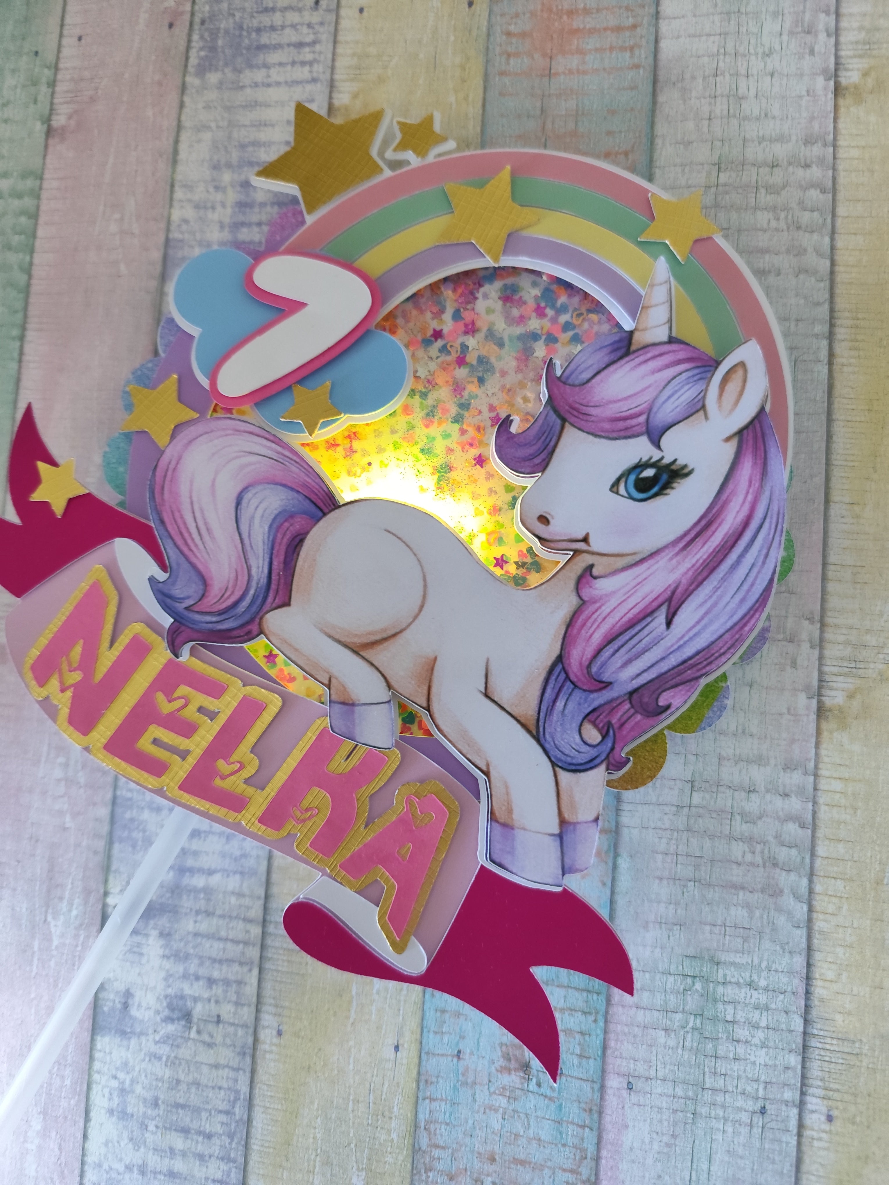 Pastelový jednorožec – 3D zapich na tortu s menom 🦄