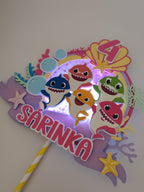 Baby Shark – svietiaci LED zapich na tortu s menom