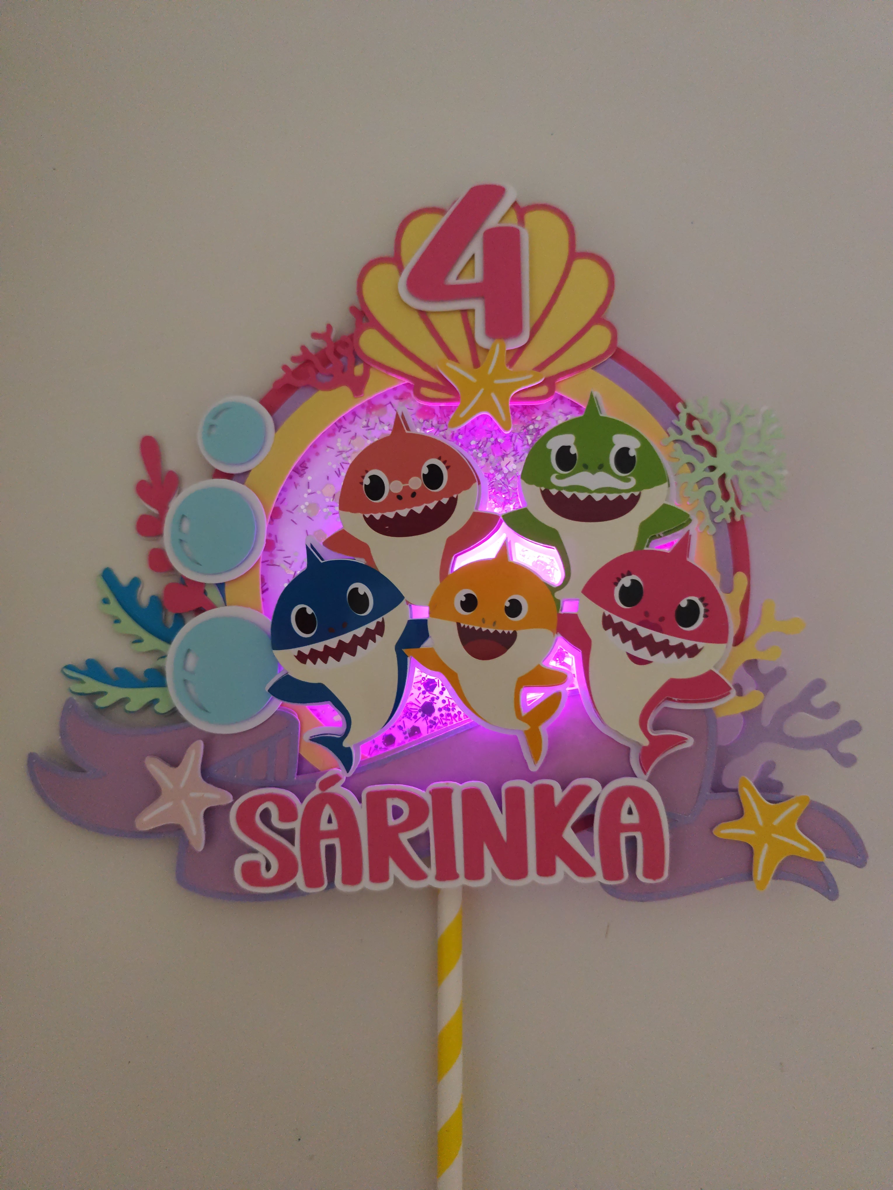 Baby Shark – svietiaci LED zapich na tortu s menom