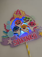 Baby Shark – svietiaci LED zapich na tortu s menom