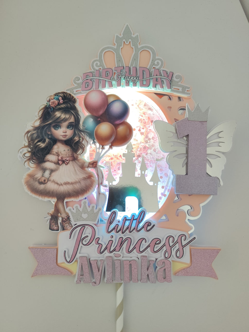 Dievčatko princezná – pastelový LED zapich na tortu s menom 👑
