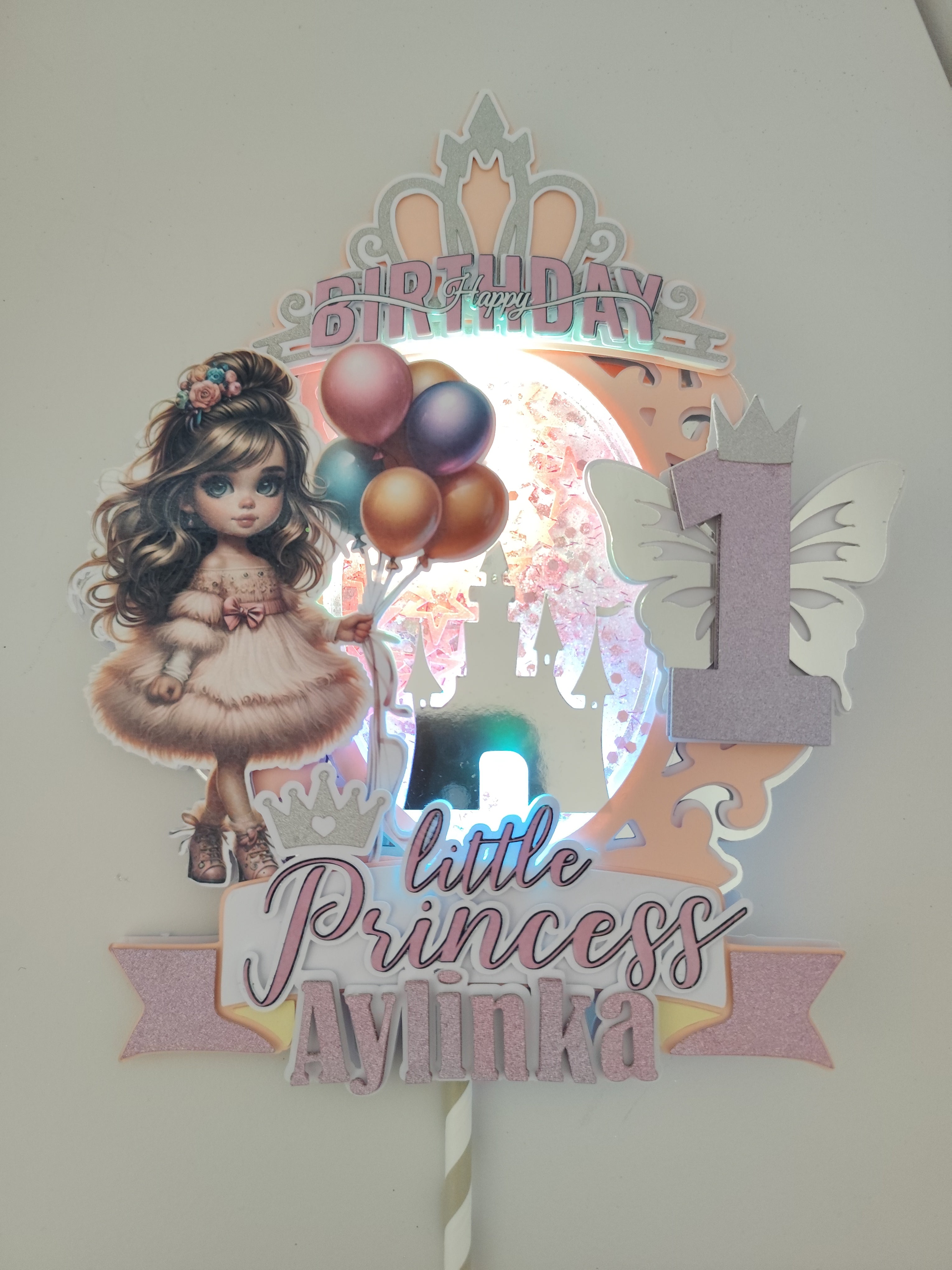 Dievčatko princezná – pastelový LED zapich na tortu s menom 👑