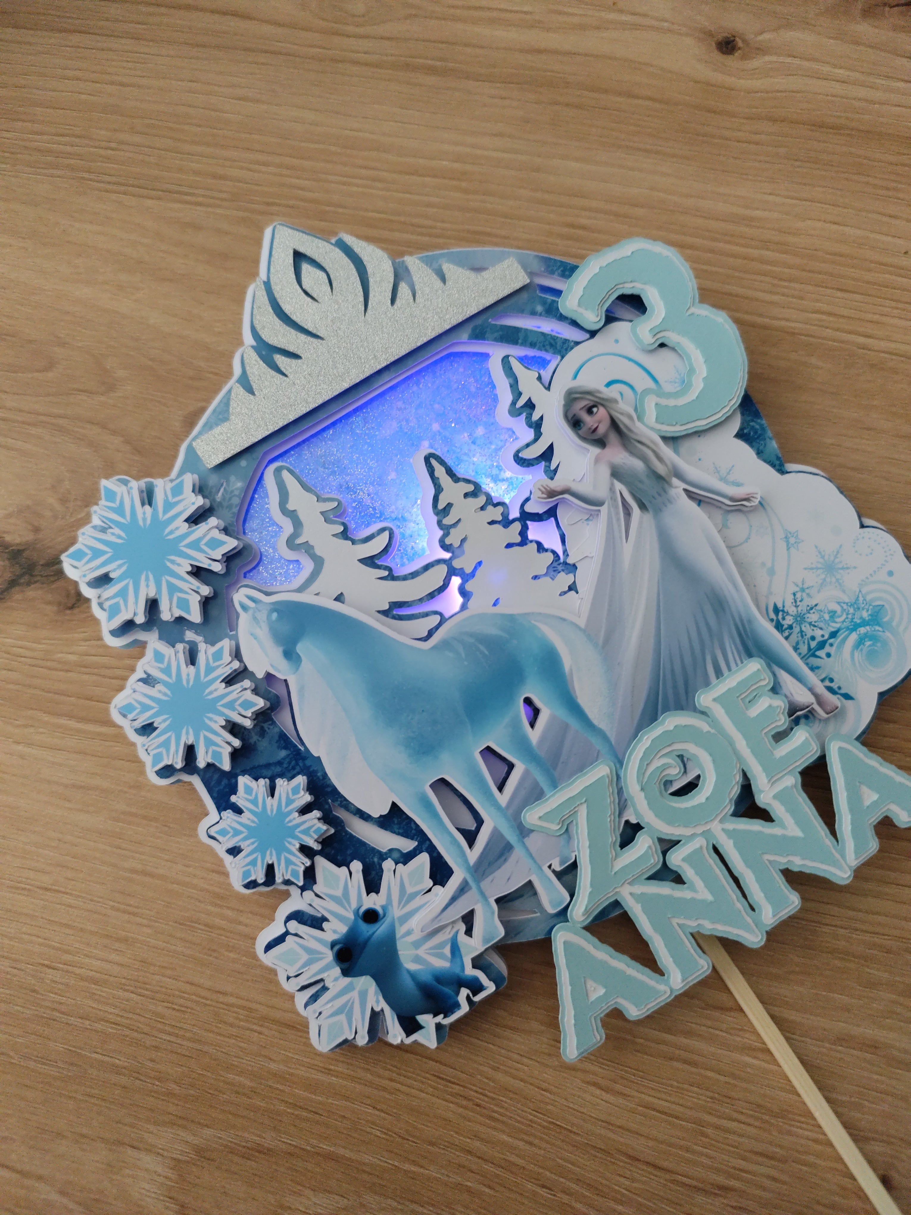 Frozen – Elsa s koňom – svietiaci LED zapich na tortu s menom