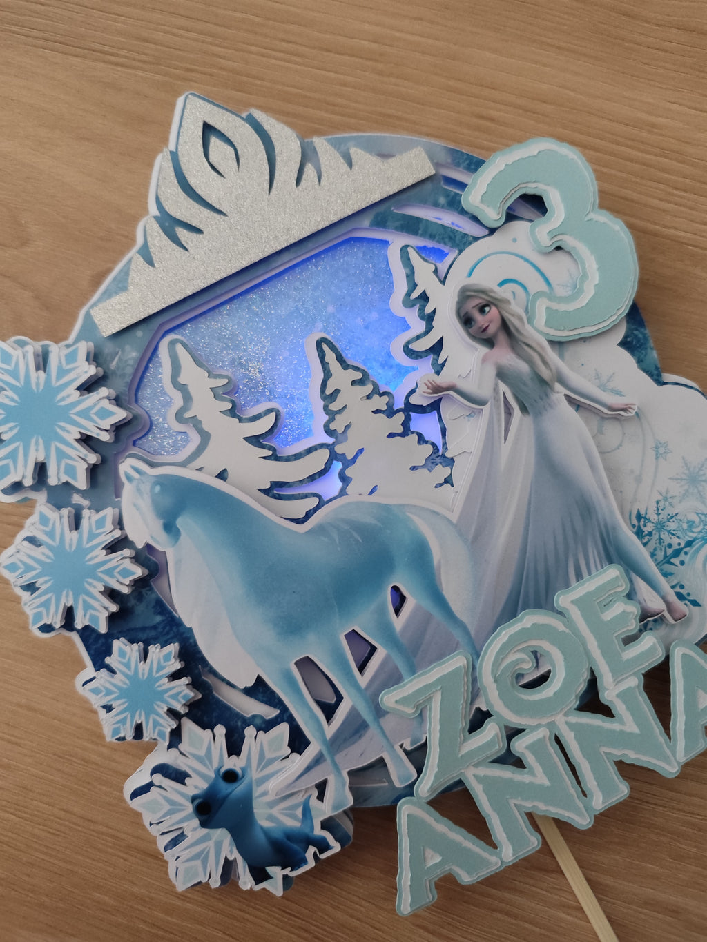 Frozen – Elsa s koňom – svietiaci LED zapich na tortu s menom