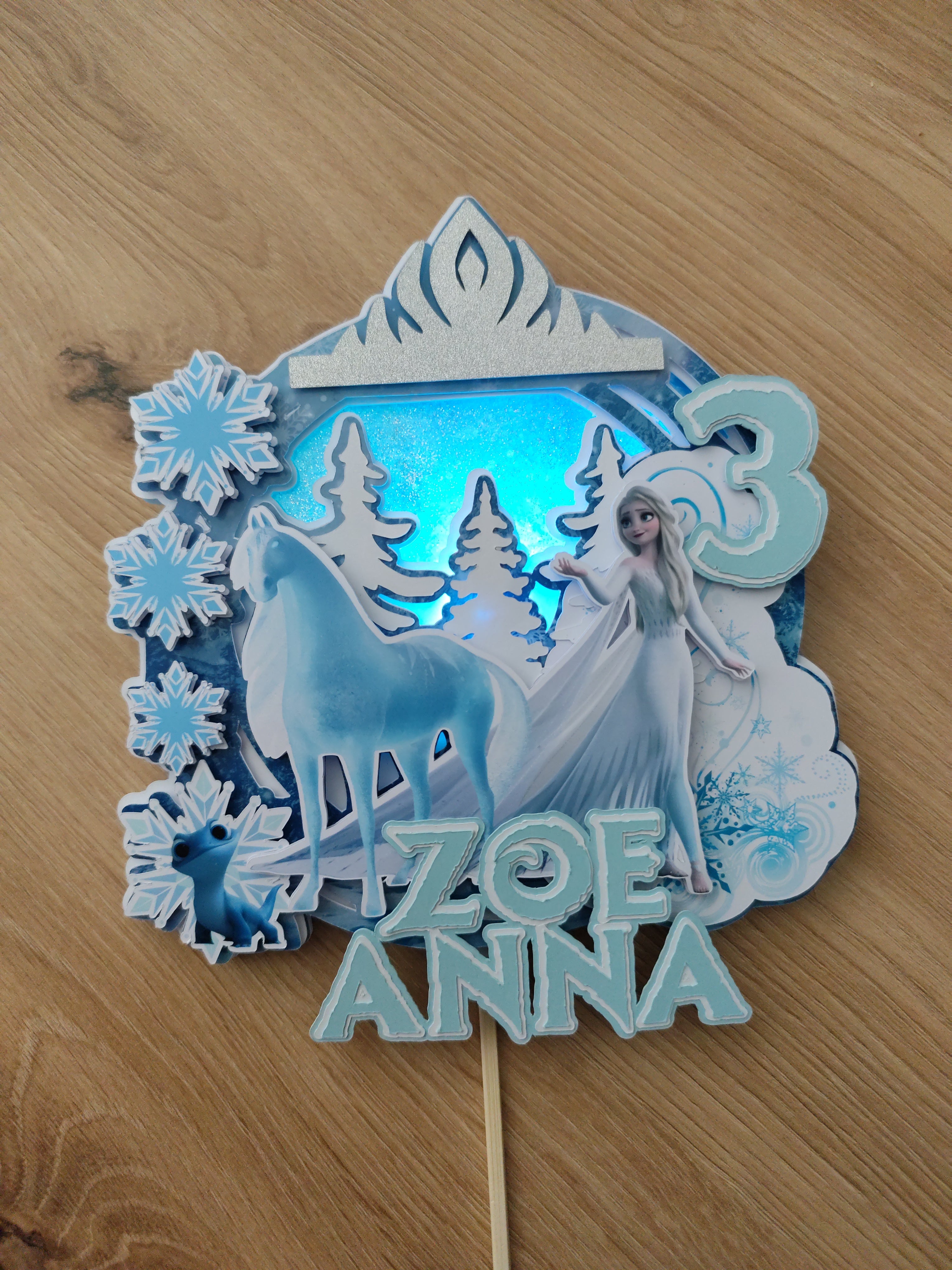 Frozen – Elsa s koňom – svietiaci LED zapich na tortu s menom