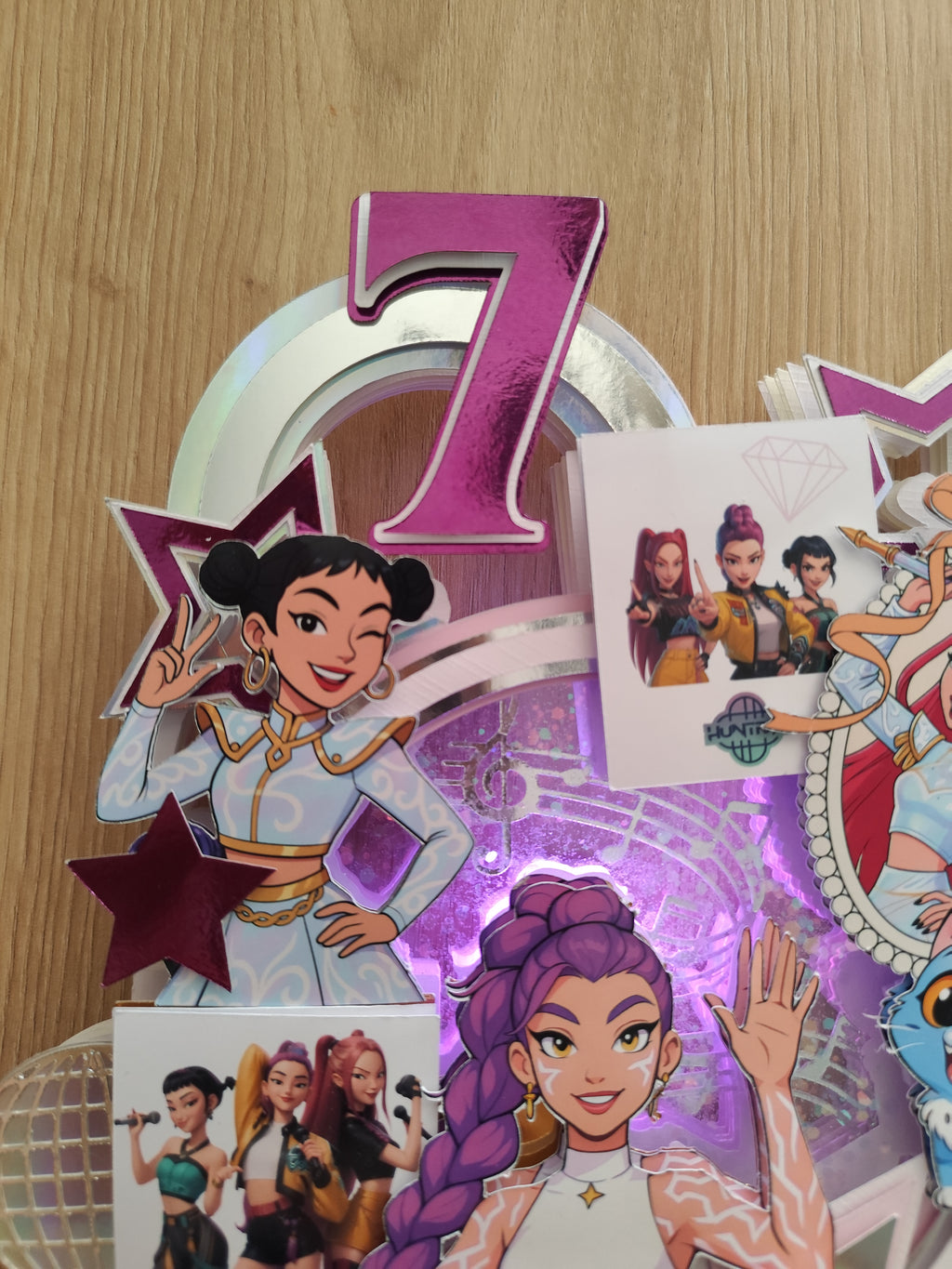 HUNTRIX – personalizovaný svietiaci LED zápich na tortu s menom ✨