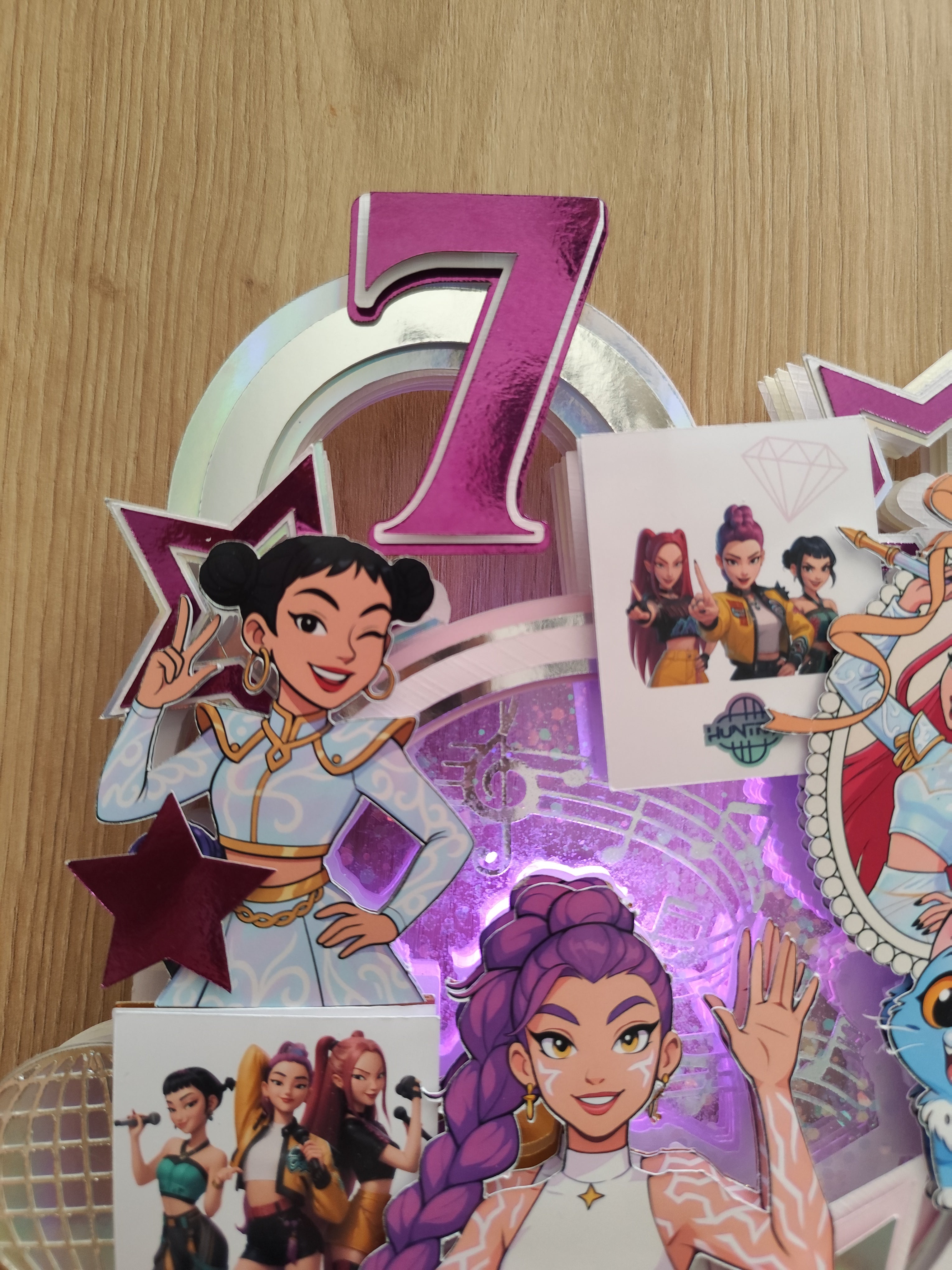 HUNTRIX – personalizovaný svietiaci LED zápich na tortu s menom ✨