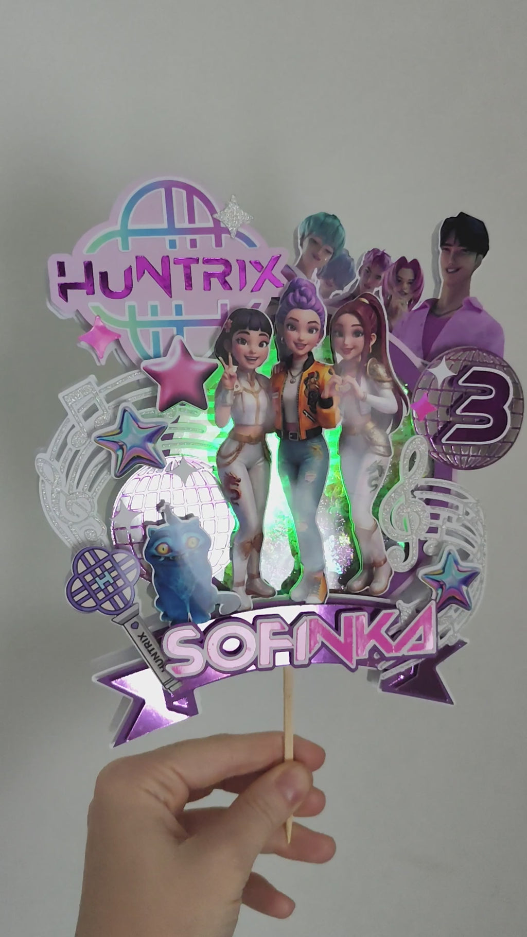 HUNTR/X – K-Pop bojovníčky – svietiaci LED zapich na tortu s menom