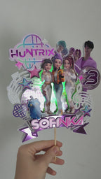 HUNTR/X – K-Pop bojovníčky – svietiaci LED zapich na tortu s menom