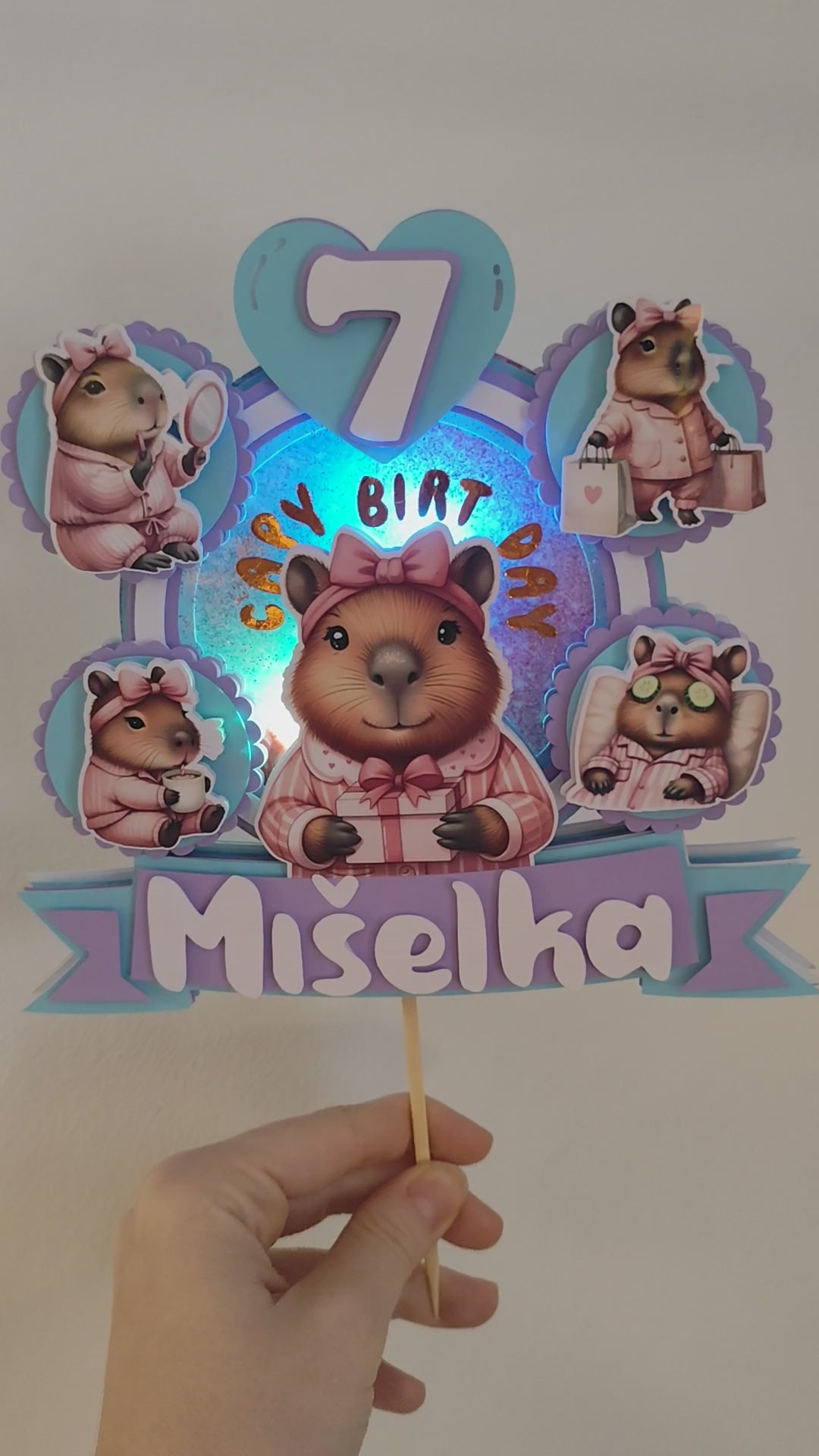 Modrá Capybara – svietiaci LED zapich na tortu s menom