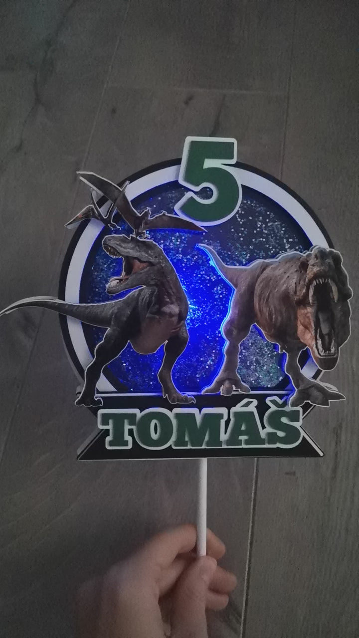 Dinosaury – svietiaci LED zapich na tortu s menom