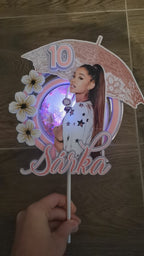 Ariana Grande – svietiaci LED zapich na tortu s menom