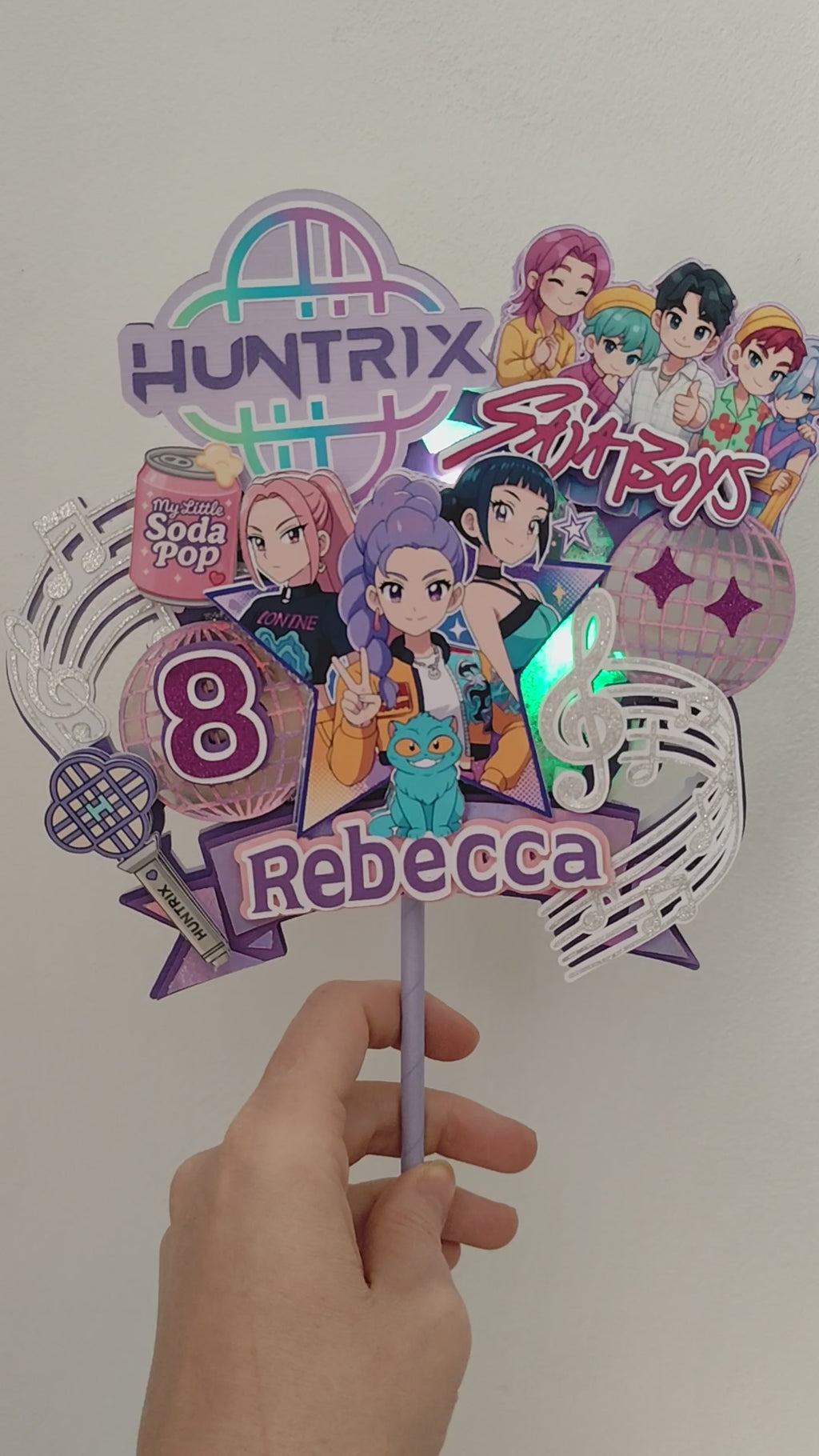 HUNTR/X – K-Pop hrdinky – svietiaci LED zapich na tortu s menom