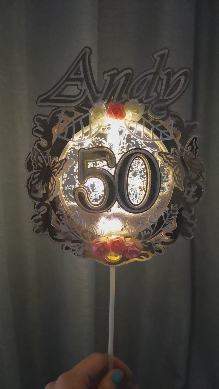 Elegantná 50 – svietiaci LED zapich na tortu s menom